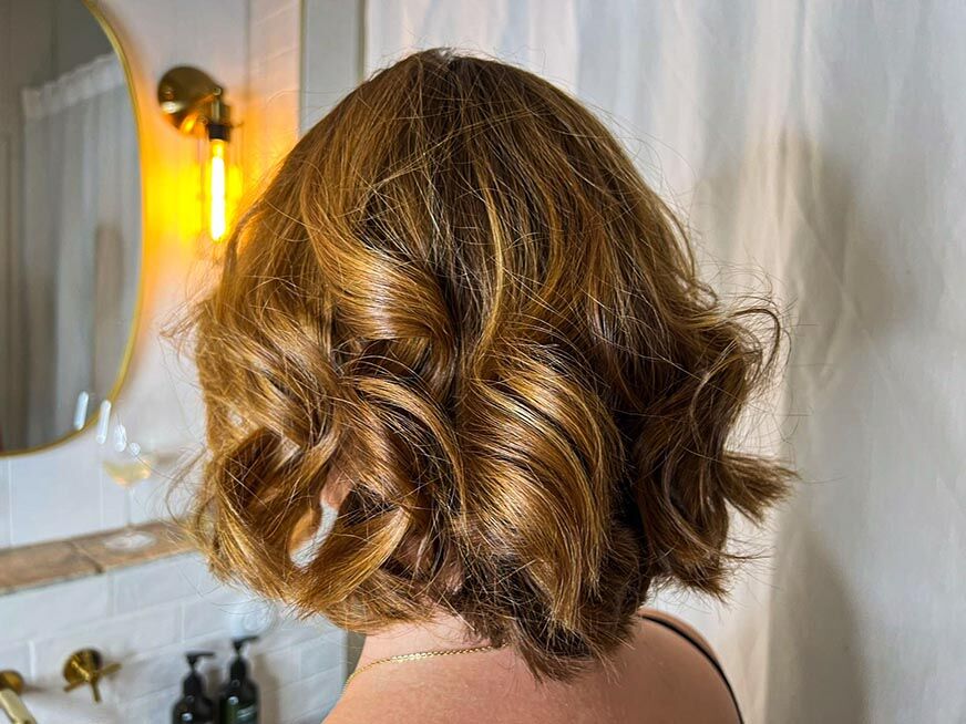 Man sieht die Locken mit dem Dyson Corrale. 